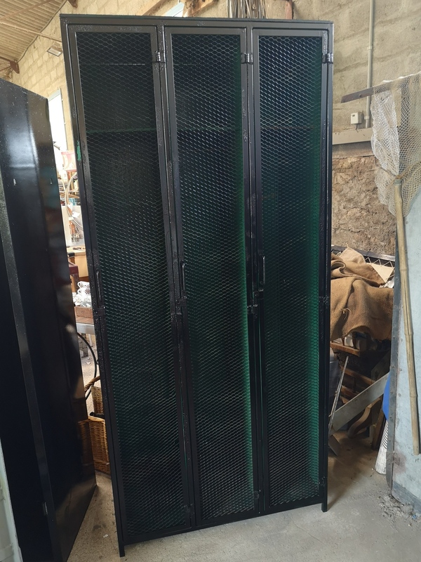 Ancien vestiaire trois portes grillagées