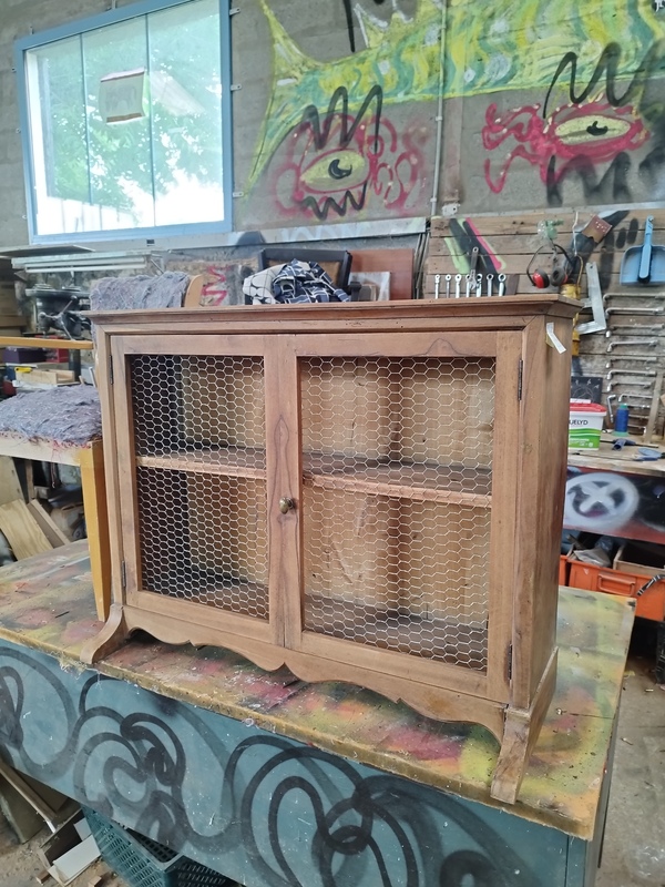 Ancienne vitrine à vaisselle 