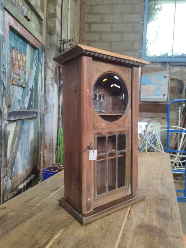 Armoire à pharmacie