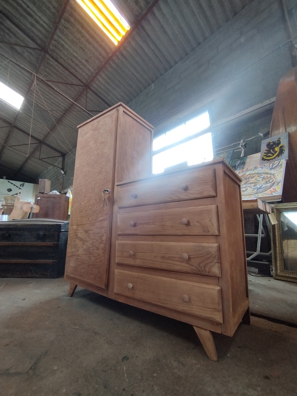 Armoire asymétrique XXe