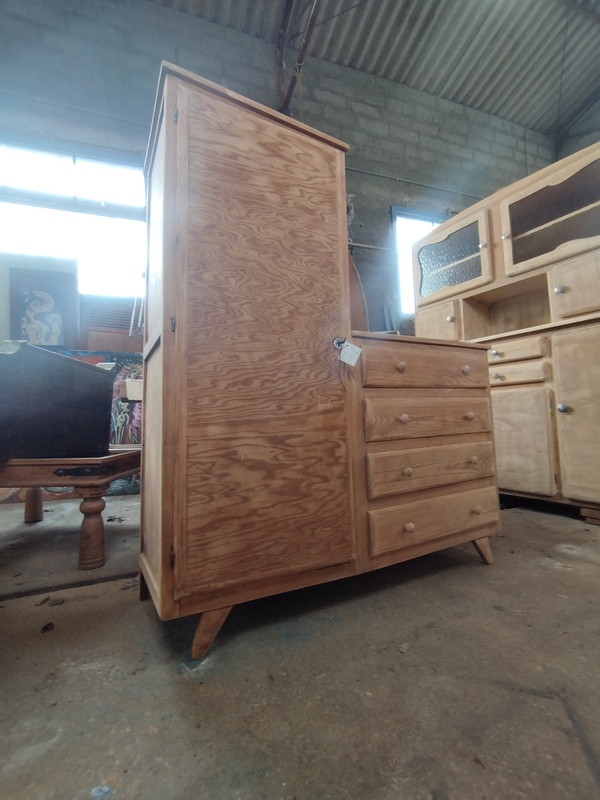 Armoire asymétrique XXe