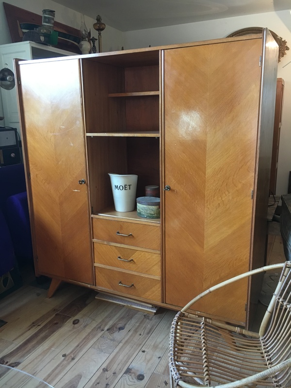 armoire vintage