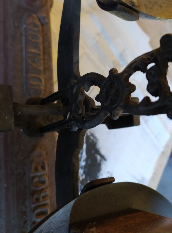 Balance en fonte émaillée