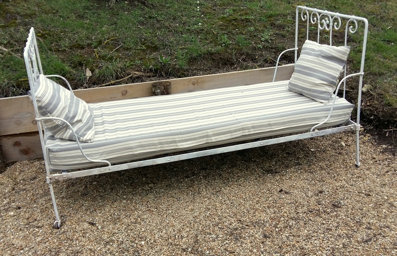 Banquette lit en fer forgé 