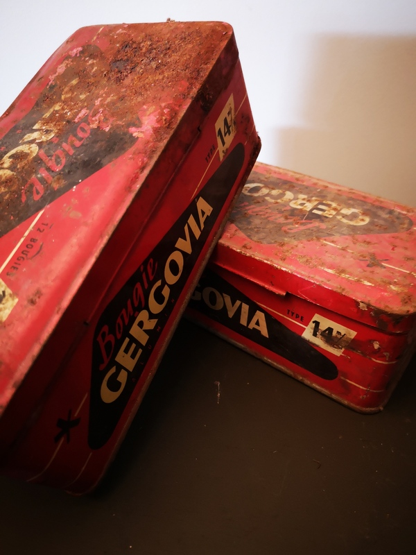 Boites publicitaires en tôle