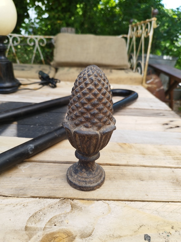 Boule d'escalier pomme de pin 