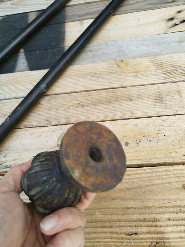 Boule d'escalier pomme de pin 