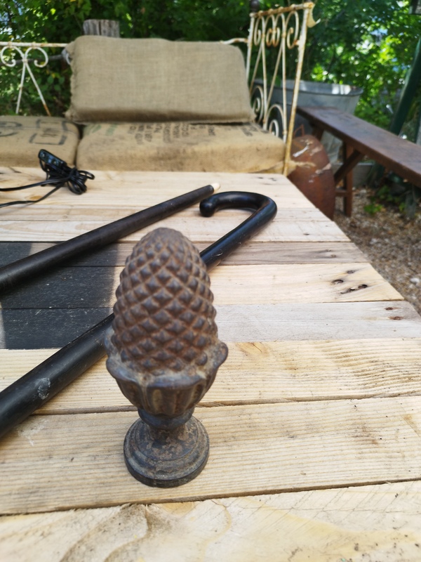 Boule d'escalier pomme de pin 