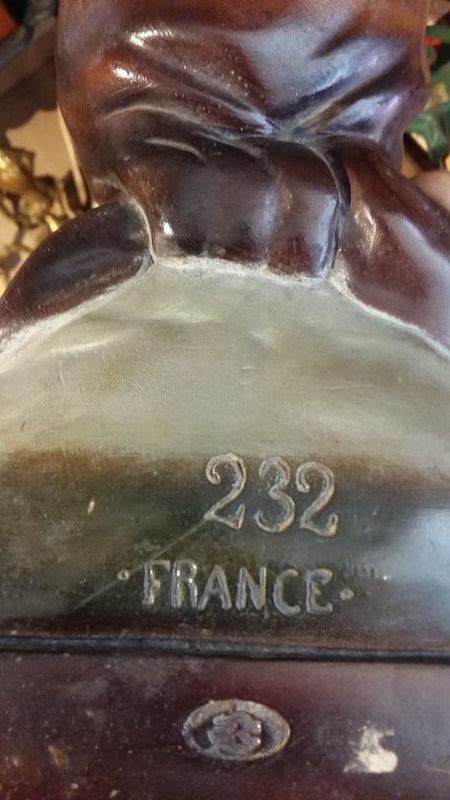 Buste polychrome numéroté signé inscription sur médaillon 