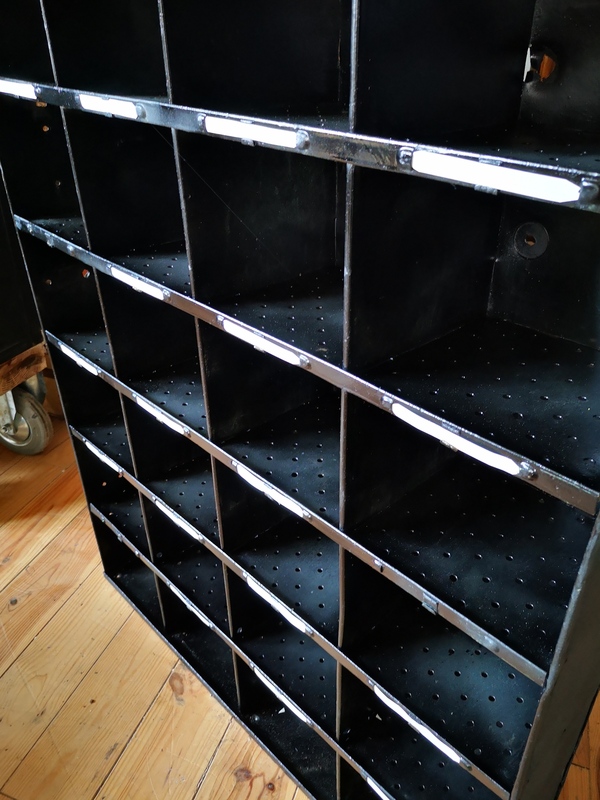 Casier de tri postal