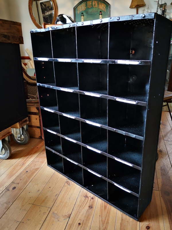 Casier de tri postal