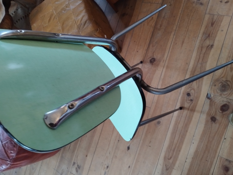 Chaise en formica vert d'eau
