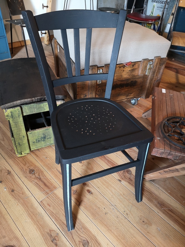 Chaise Stella peinte en noir mat 