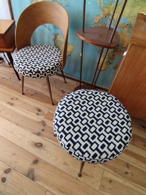 Chaise tonneau 60s et tabouret assorti
