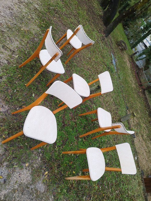 Chaises bois et skai blanc