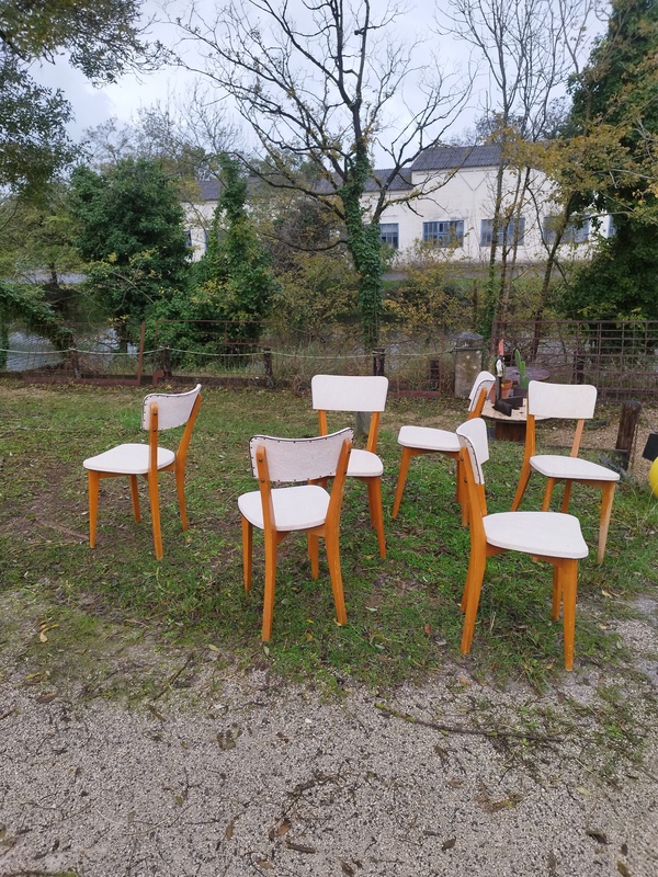 Chaises bois et skai blanc