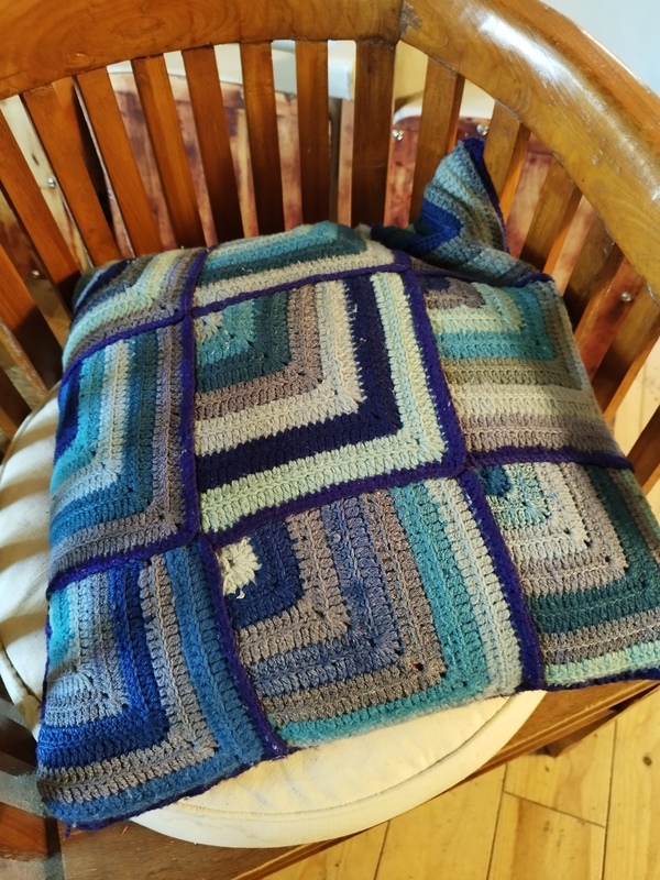 Coussin vintage plumes et crochet 