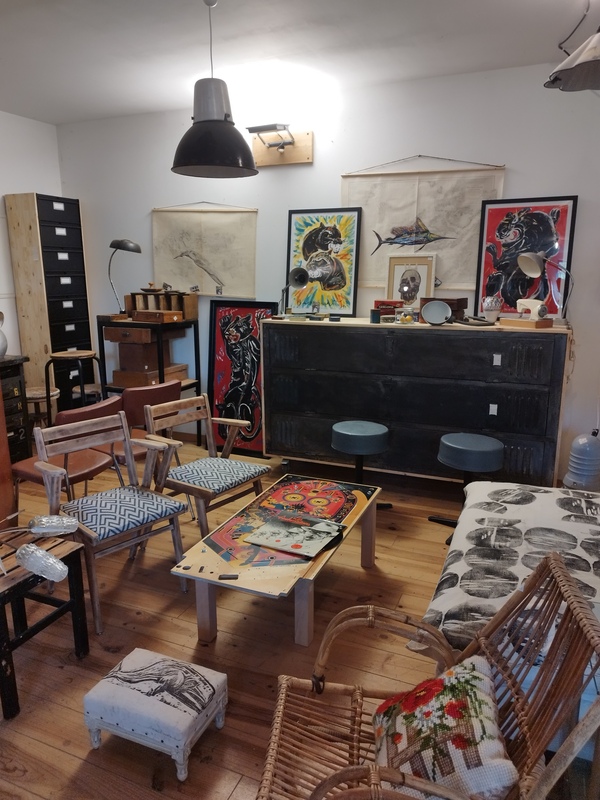 Dessins peintures sur cartes marines