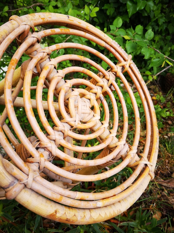 Ensemble de deux tabourets et un présentoir 