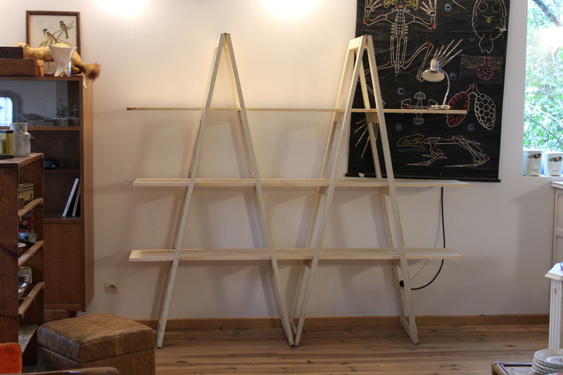 Etagère pliante en bois patiné