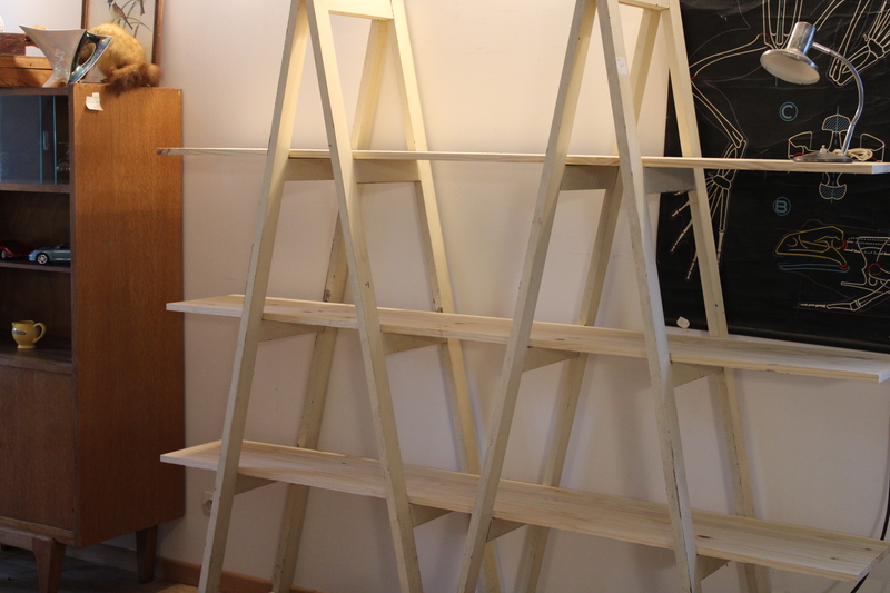 Etagère pliante en bois patiné