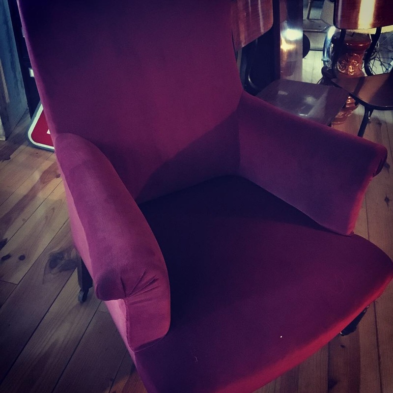 Fauteuil oreille velours rouge 