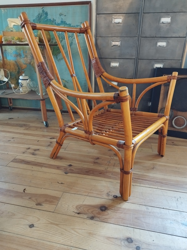 Fauteuil rotin et lanières de cuir 