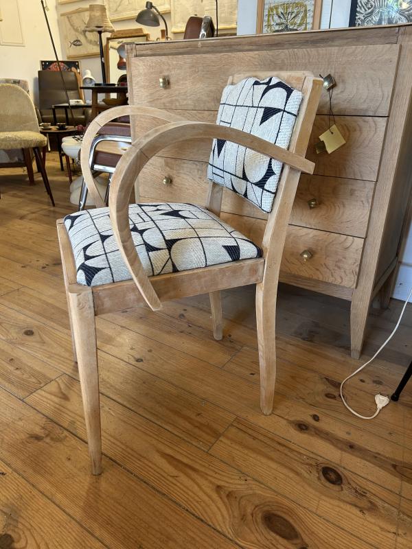 Fauteuil tapissé bleu blanc bois