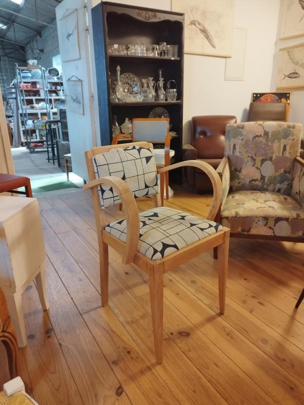 Fauteuil tapissé bleu blanc bois