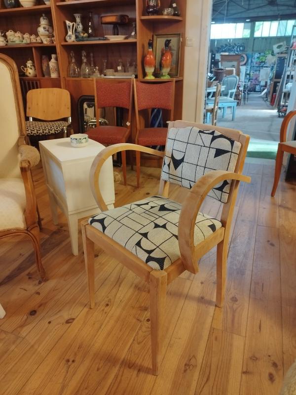 Fauteuil tapissé bleu blanc bois