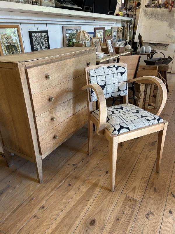 Fauteuil tapissé bleu blanc bois
