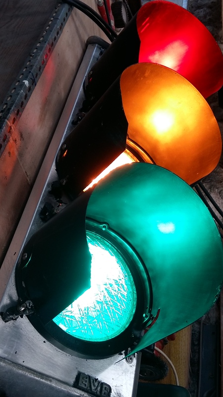 Feu tricolore détourné en lampe 