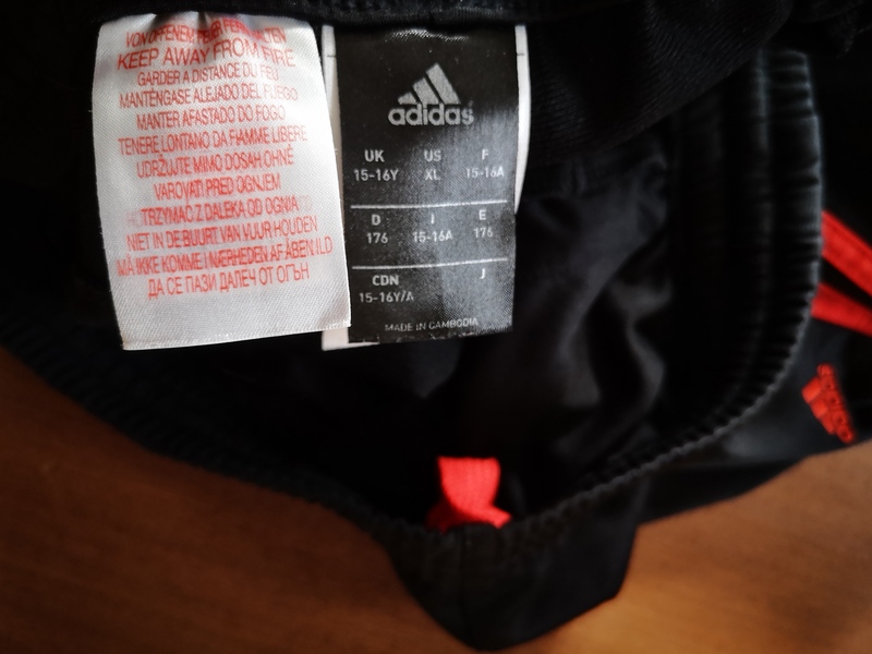 Jogging adidas vintage XL mais ressemble à un L actuel  années 90