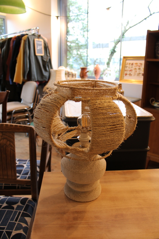 Lampe à poser pierre et cordage