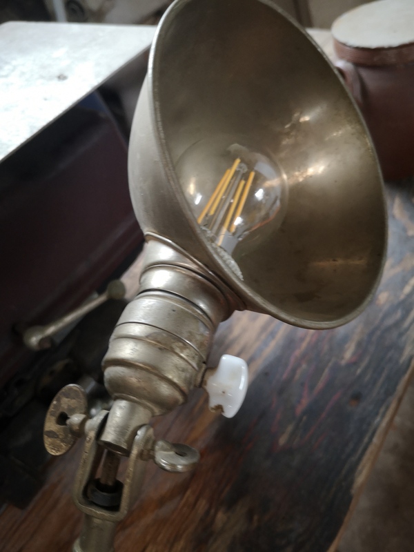 Lampe couturière laiton 