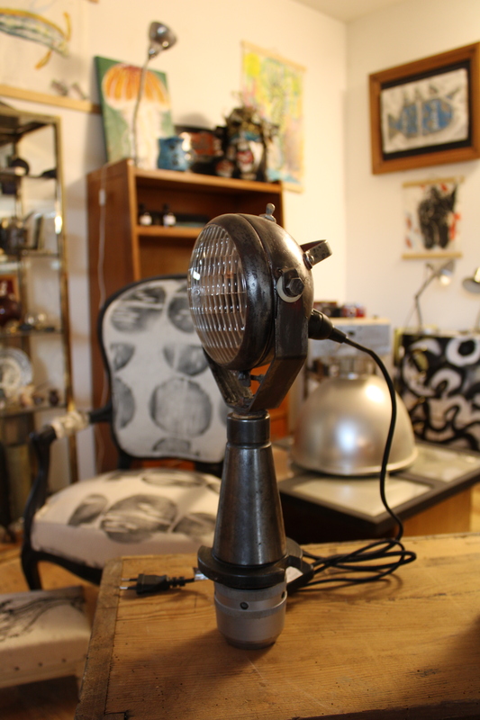 Lampe phare ancien sur forêt industriel