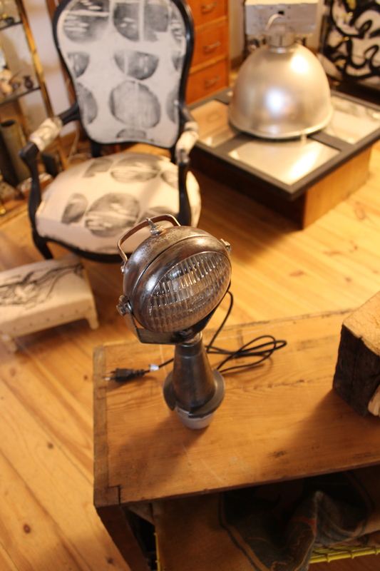 Lampe phare ancien sur forêt industriel