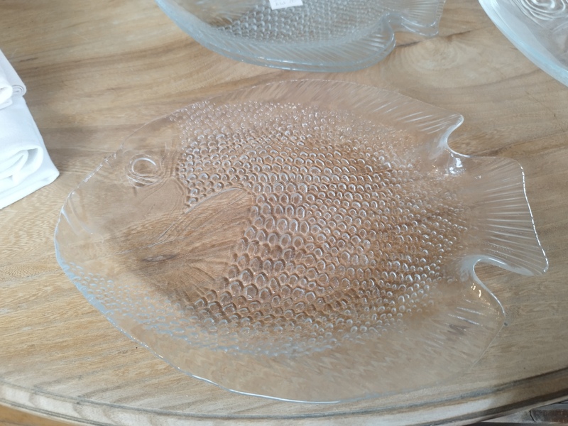 Lot 8 assiettes et un plat poisson