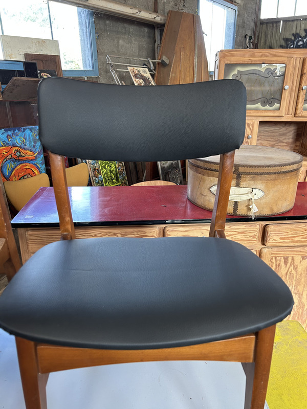 Lot chaises mid century skai noir