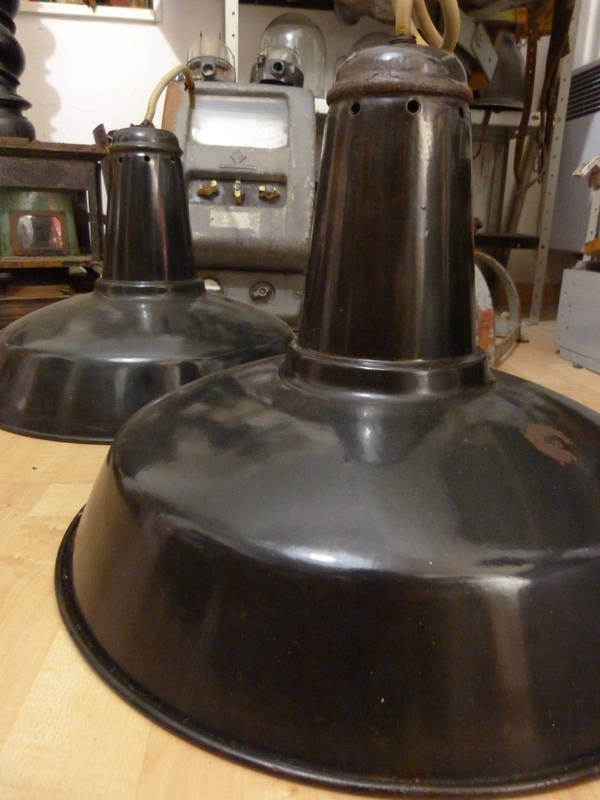 Lot de 2 abats jour émaillés