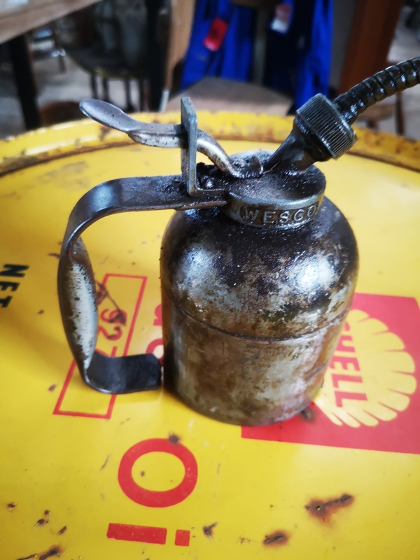 Lot de deux burettes Wesco