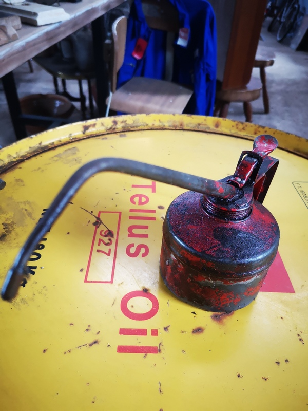 Lot de deux burettes Wesco