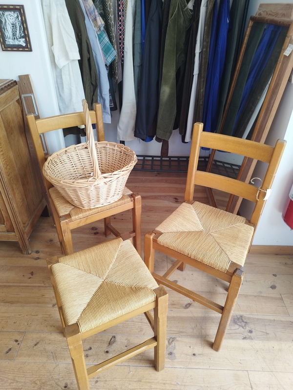 Lot de deux chaises hautes et un tabouret