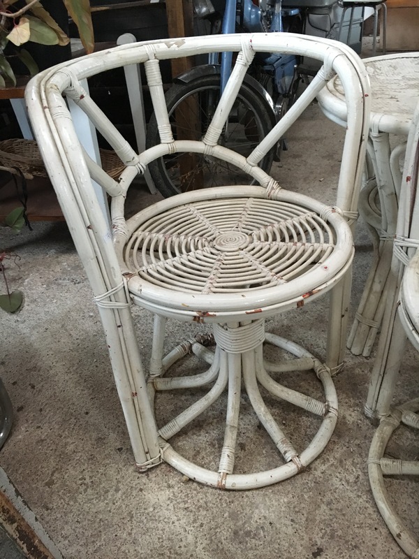 Lot de deux fauteuils en rotin
