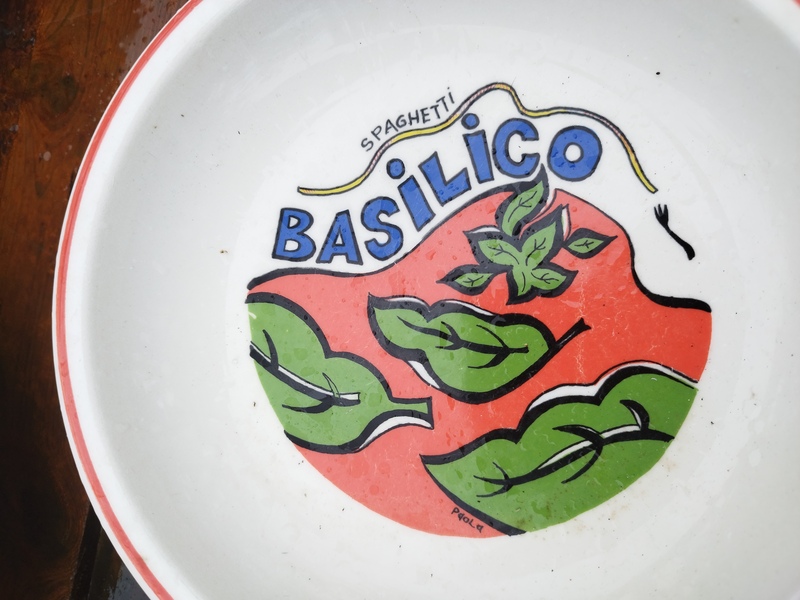 Lot de huit assiettes vintage