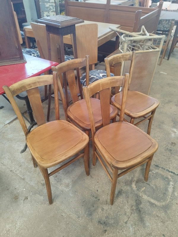 Lot de quatre chaises bistro