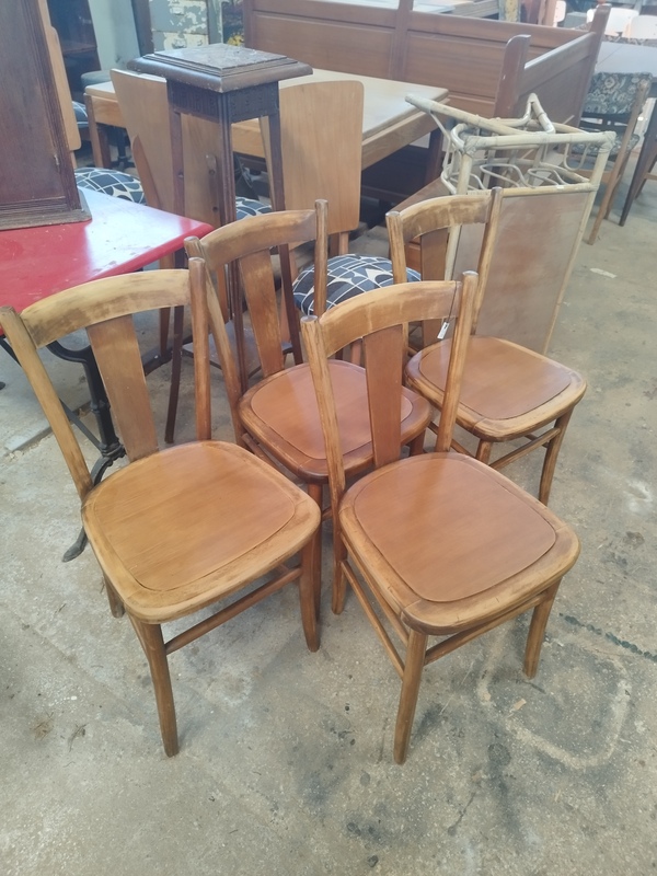 Lot de quatre chaises bistro