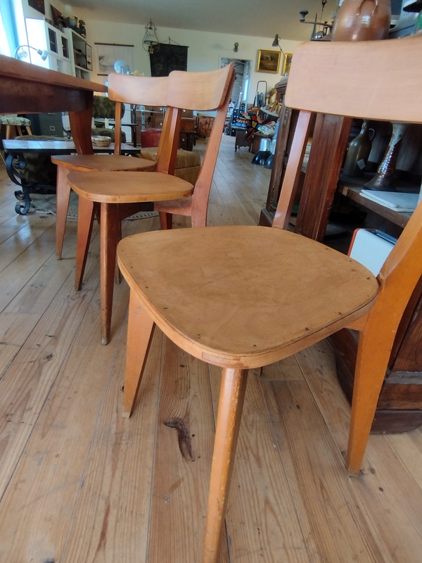 Lot de quatre chaises en bois 