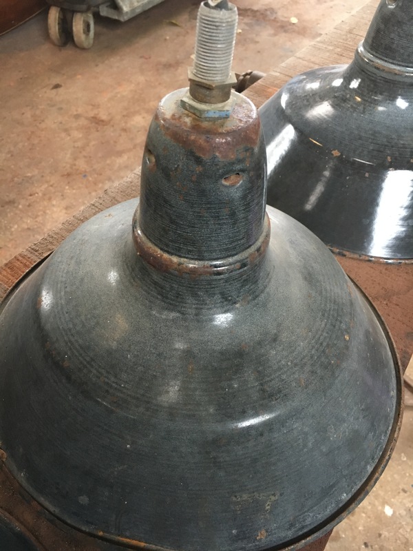 lot de quatre Suspensions émaillées usine