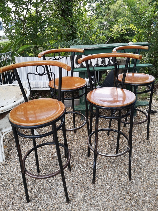 Lot de quatre tabourets acier et bois 